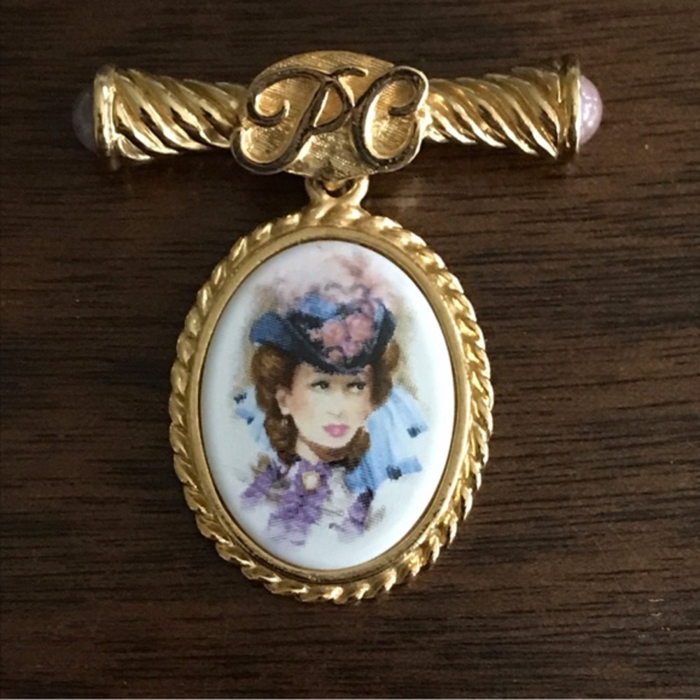 Avon 90s Victorian Style Dangle Brooch Presidents Club